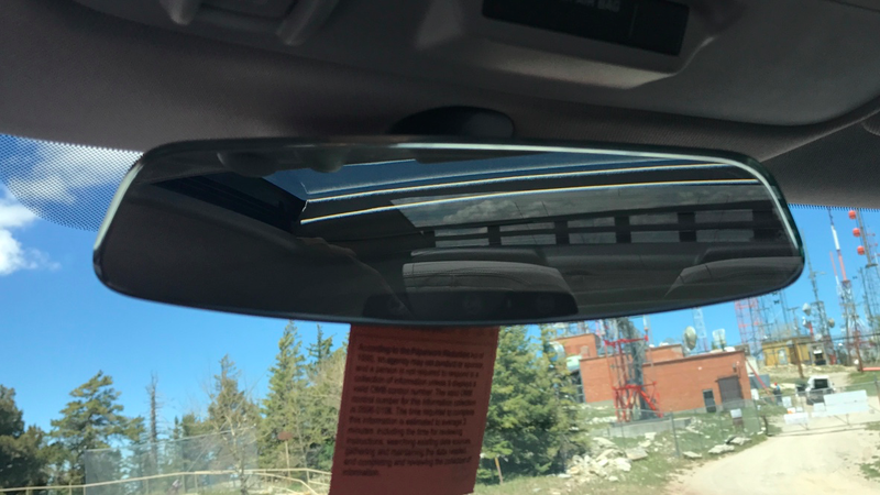 All rearview mirrors should be frameless like this one. But without the blue and red lights for OnStar and SOS at the bottom of it... I kept thinking there was a cop behind me.